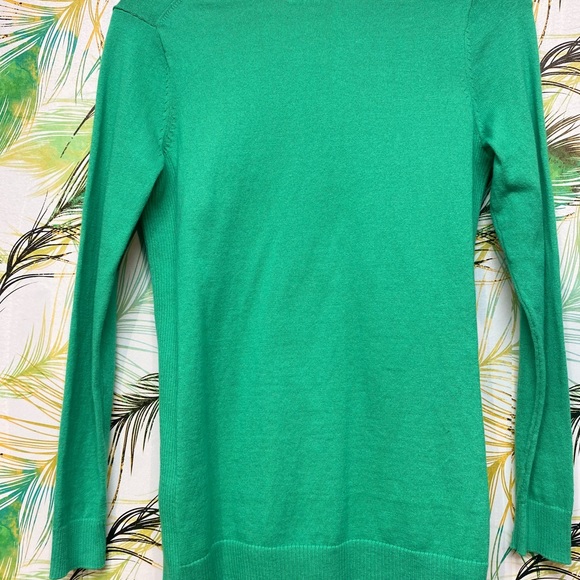Gap Sweater in green. - Picture 4 of 6